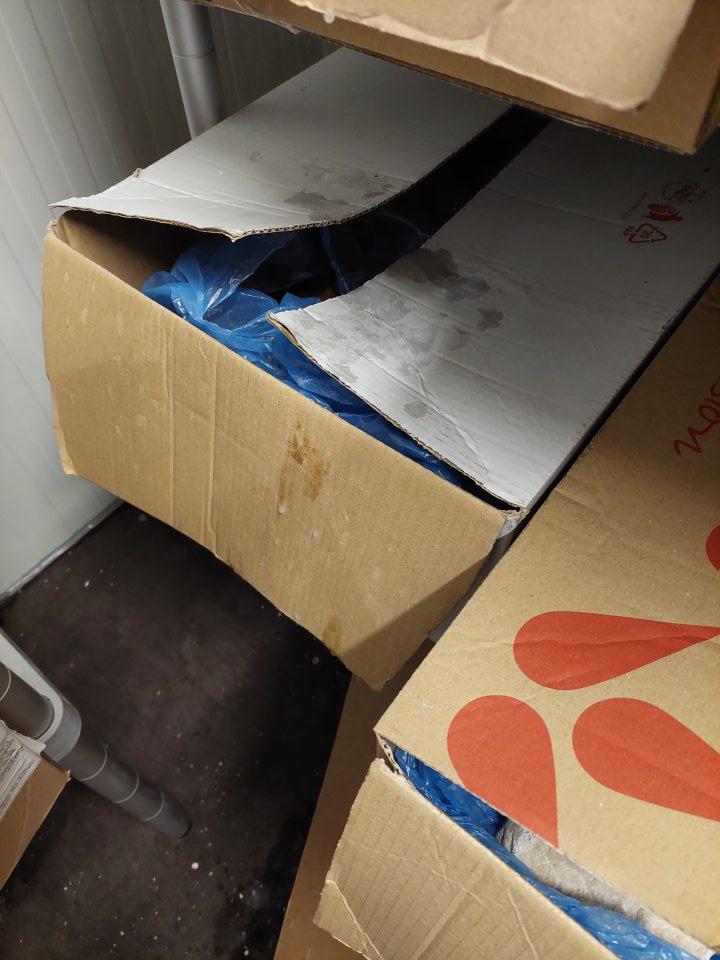V mraziacom boxe s uskladnenými mrazenými výrobkami výskyt kondenzátu na otvorených baleniach s nebalenými mrazenými pekárskymi výrobkami.