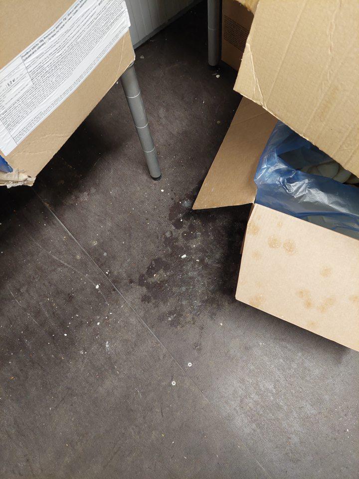 V mraziacom boxe s uskladnenými mrazenými výrobkami výskyt namrazeného kondenzátu na podlahe.