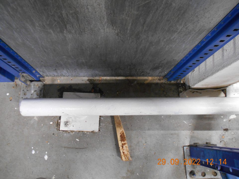 Znečistená podlaha s nánosmi nečistôt staršieho charakteru na dvoch miestach v miestnosti prípravovne ovocia a zeleniny. 