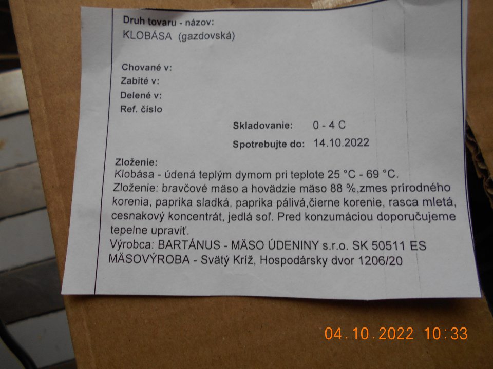 Zistené umiestňovanie na trh jedného druhu mäsového výrobku, u ktorého na etikete chýbala informácia o jeho zatriedení do príslušnej skupiny mäsových výrobkov. 3.) Identifikačná zdravotná značka u jedného druhu mäsového výrobku nemala oválny tvar. 