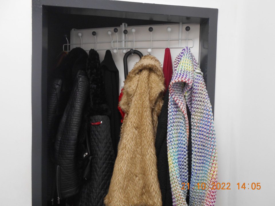 V čase kontroly bolo zistené, že v prevádzke nie sú zabezpečené vhodné zariadenia na prezliekanie zamestnancov. 