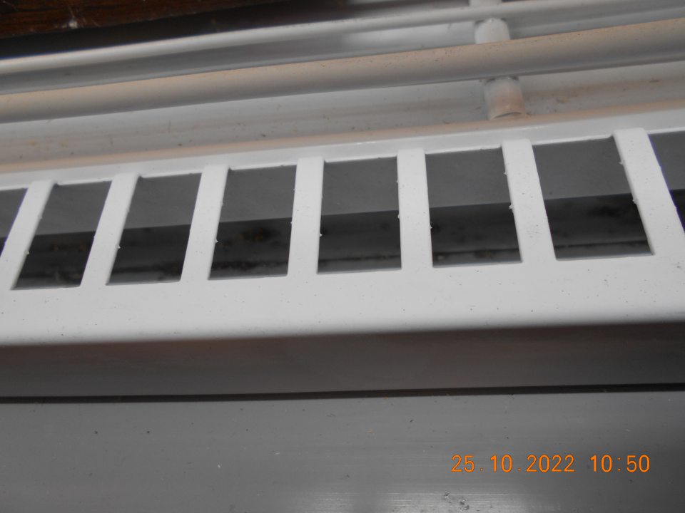 Zistené znečistené mraziarenské zariadenie s uchovávanými mrazenými krémami a mrazenými polotovarmi v ťažko prístupných miestach - pod mriežkou, a to zhlukmi prachu.