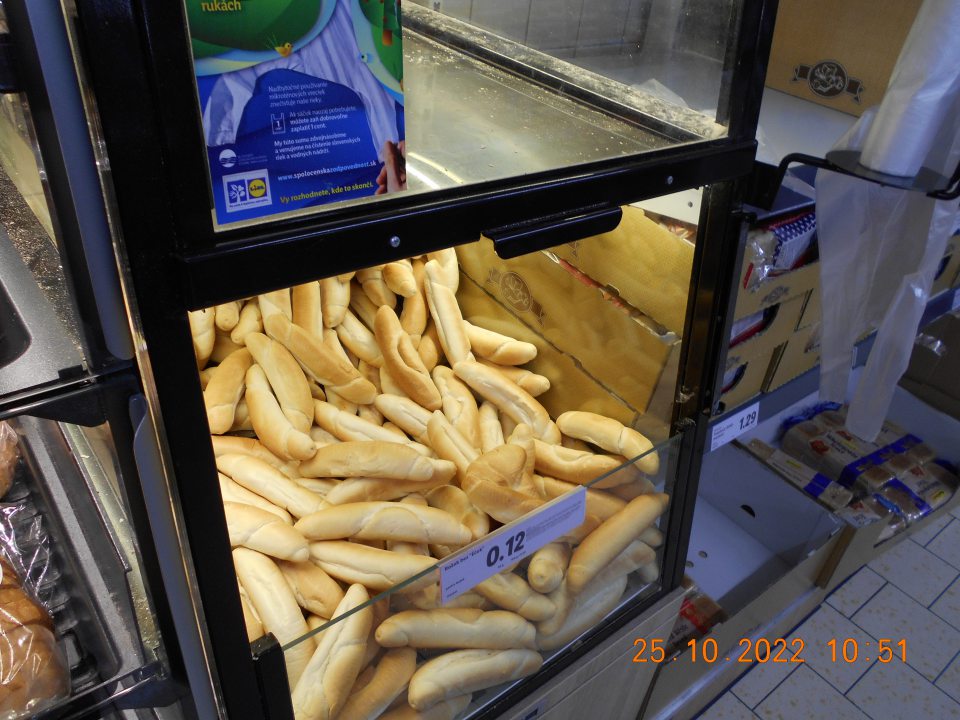  Chýbajúci kryt na zariadené s vystavovaným nebaleným pečivom. 