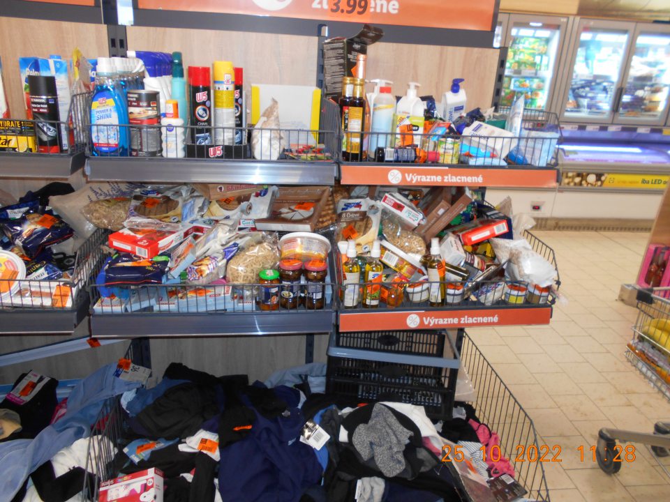 Na predajnej ploche ploche zistené v regáli vystavované a ponúkané na predaj nezlúčiteľné druhz výrobkov, vzáajomne ovplyvňujúcich bezpečnosť a kvalitu ) drogistický tovar, cestoviny, kompóty, džúsy, autokozmetika. 