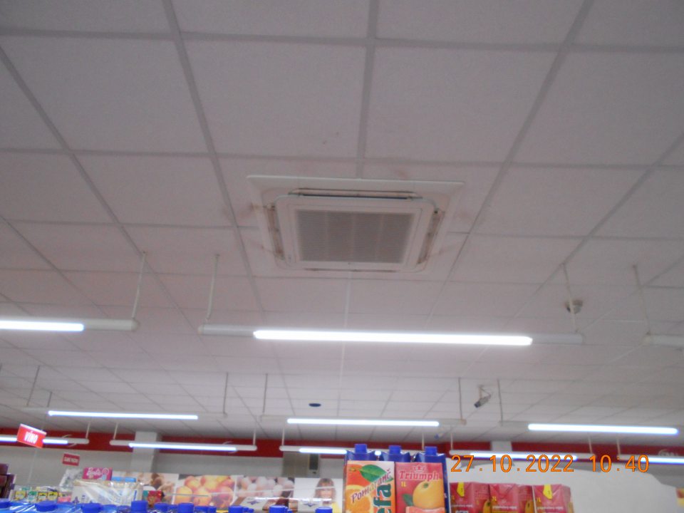  	Znečistená stropná klimatizačná jednotka, ako aj priľahlé stropné kazety nad regálmi s uloženými nealko- nápojmi a cukrovinkami. 