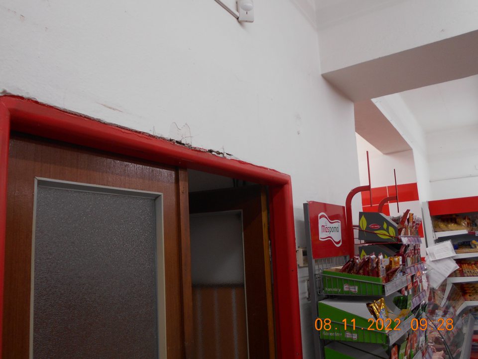  Zistená popraskaná a olupujúca sa omietka nad vstupnými dverami do skladovacích priestorov. 