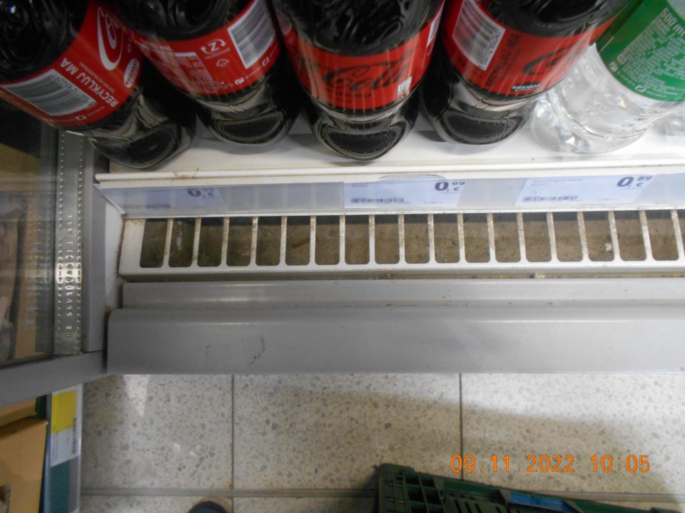 ) Znečistené regály, ako aj lišty posuvných dvierok v chladiarenskej vitríne s uchovávaným čerstvým mäsom. 2.) Silne znečistené lišty posuvných dvierok na mraziarenských zariadeniach s uchovávanými mrazenými krémami a mrazenou zeleninou. 3.) Znečistená chladiarenská vitrína s uchovávanými ovocnými šťavami pod mriežkou. 4.) Znečistené regálové police s uloženými alko- nápojmi. 