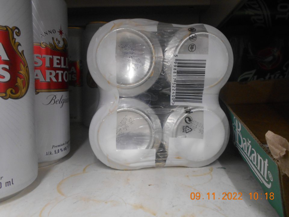 Znečistené regálové police s uloženými alko- nápojmi. 