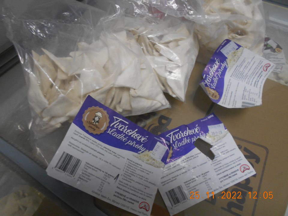 Zistené uvádzanie do obehu jedného druhu hlbokozmrazeného výrobku, u ktorého etikety nepriliehali k obalu, odlepovali sa, takže nebolo možné identifikovať, o aký výrobok sa jedná