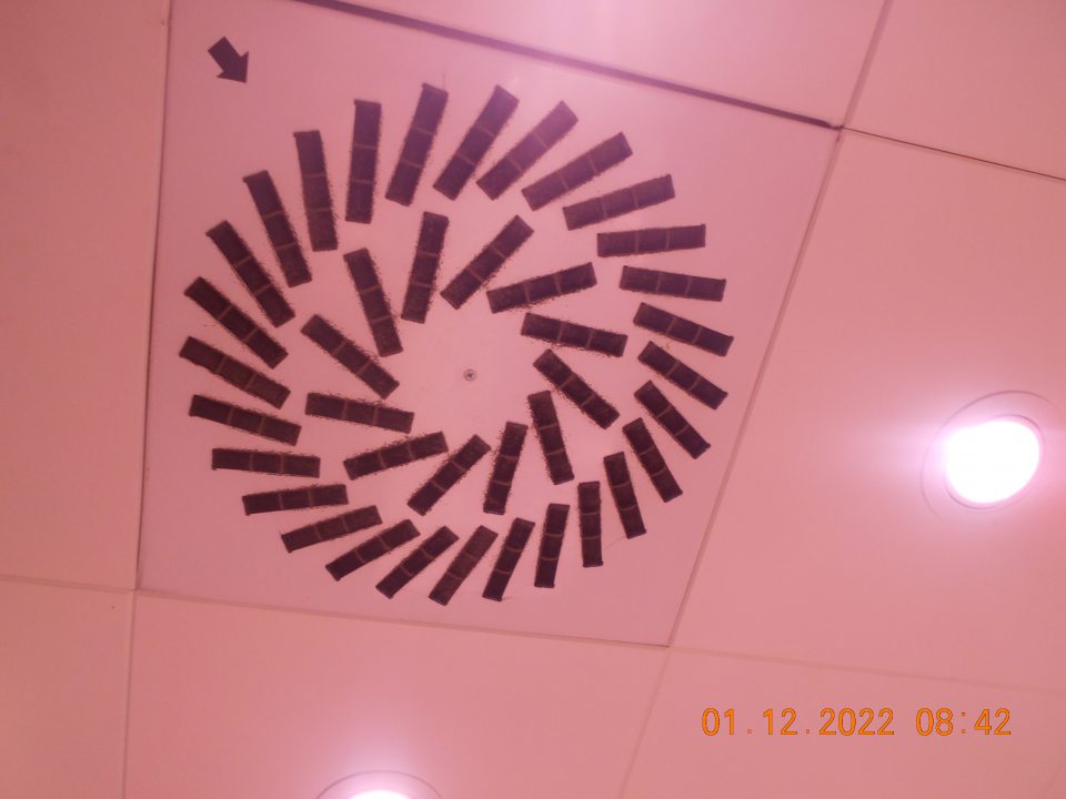  Zistený znečistený stropný anemostat - výustka nad chladiarenským zariadením s uchovávaným čerstvým mäsom. 