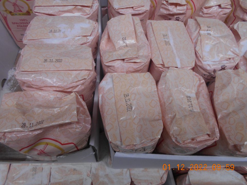 Uvádzanie do obehu dvoch druhov potravinárskych výrobkov po uplynutí dátumu minimálnej trvanlivosti, neoddelené od ostatných potravín a neoznačené, u ktorých dátum nedosiahol povolenú lehotu 45 dní od ukončenia záruky. 