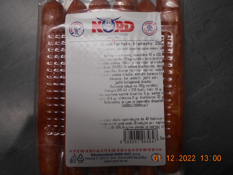 Nedotlačené, nečitateľné údaje na etikete o dátume spotreby a čiastočne čitateľné ostatné povinné údaje.