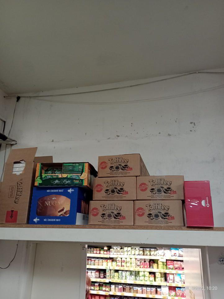 Poškodená omietka a znečistená stena v sklade s uchovávanými suchými potravinami.