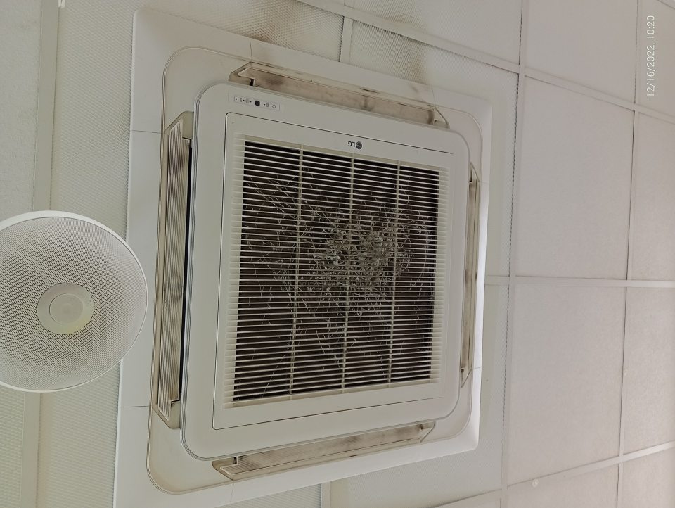 Silne znečistená stropná klimatizačná jednotka v oddelení čerstvého ovocia a zeleniny.