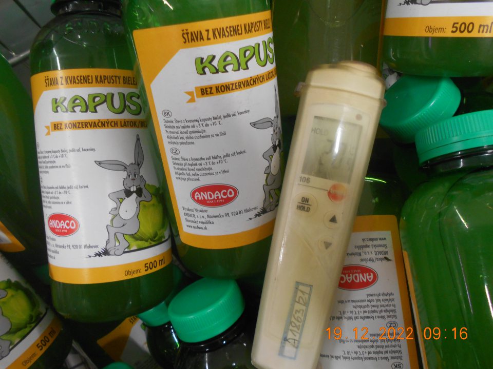 Zistené uchováavanie jedného druhu potravinárskeho výrobku pri teplote +20.9 °C, teplota požadovaná od výrobcu od + 3°C do + 10°C. 