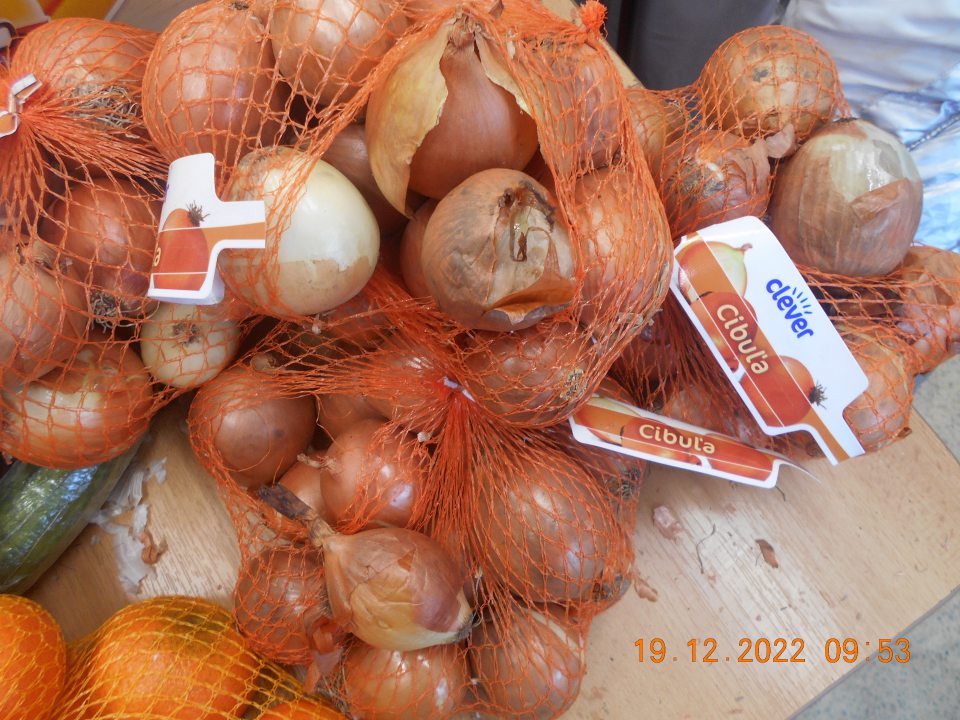 Zistené ponúkanie na predaj šiestich druhov čerstvého ovocia a zeleniny, nevhodných na ľudskú spotrebu z dôvodu výskytu hniloby alebo plesní a rozbredlej konzistencie. 