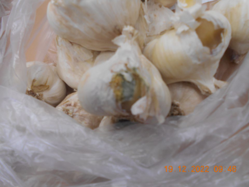 Zistené ponúkanie na predaj šiestich druhov čerstvého ovocia a zeleniny, nevhodných na ľudskú spotrebu z dôvodu výskytu hniloby alebo plesní a rozbredlej konzistencie. 