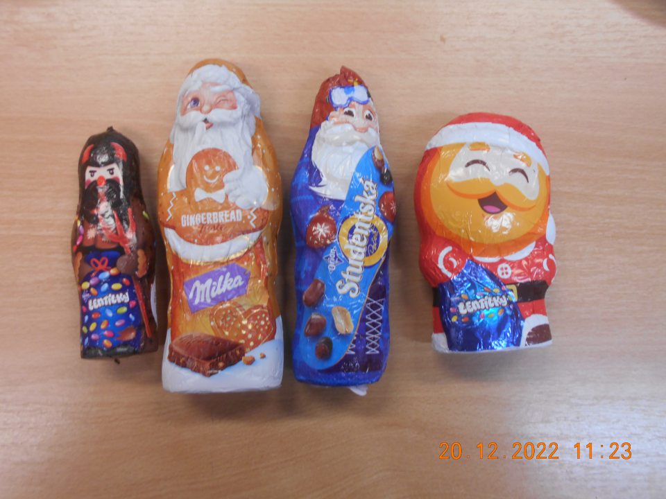 Zistené ponúkanie na predaj piatich druhov potravinárskych výrobkov, nesprávne označených, u ktorých boli povinné údaje v štátnom jazyku ťažko prístupné pre spotrebiteľa, sprístupnenie je možné po obtiažnom odlepení vrchnej etikety ( takzvaná.,,knižka"). 