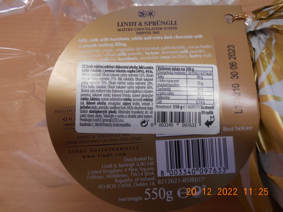 Zistené ponúkanie na predaj piatich druhov potravinárskych výrobkov, nesprávne označených, u ktorých boli povinné údaje v štátnom jazyku ťažko prístupné pre spotrebiteľa, sprístupnenie je možné po obtiažnom odlepení vrchnej etikety ( takzvaná.,,knižka"). 