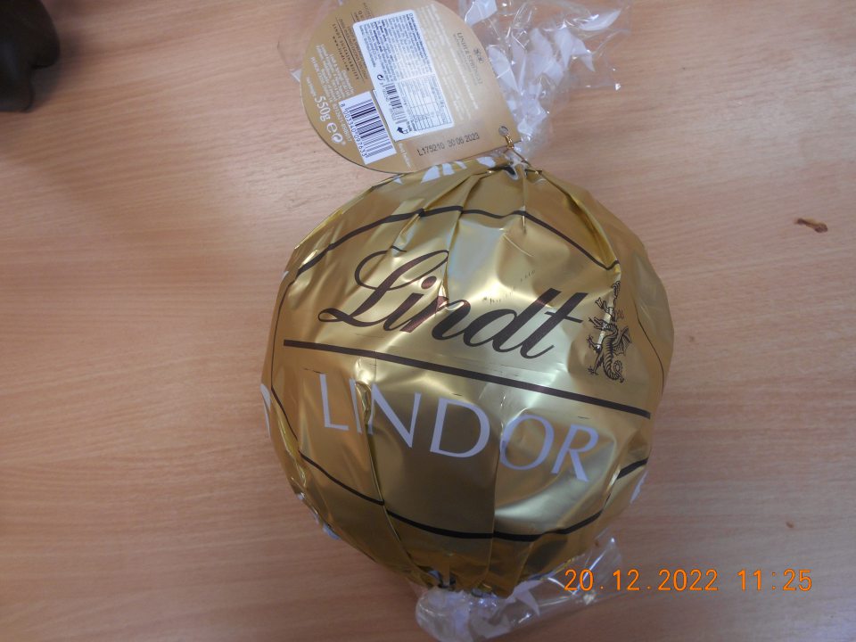 Zistené ponúkanie na predaj piatich druhov potravinárskych výrobkov, nesprávne označených, u ktorých boli povinné údaje v štátnom jazyku ťažko prístupné pre spotrebiteľa, sprístupnenie je možné po obtiažnom odlepení vrchnej etikety ( takzvaná.,,knižka"). 