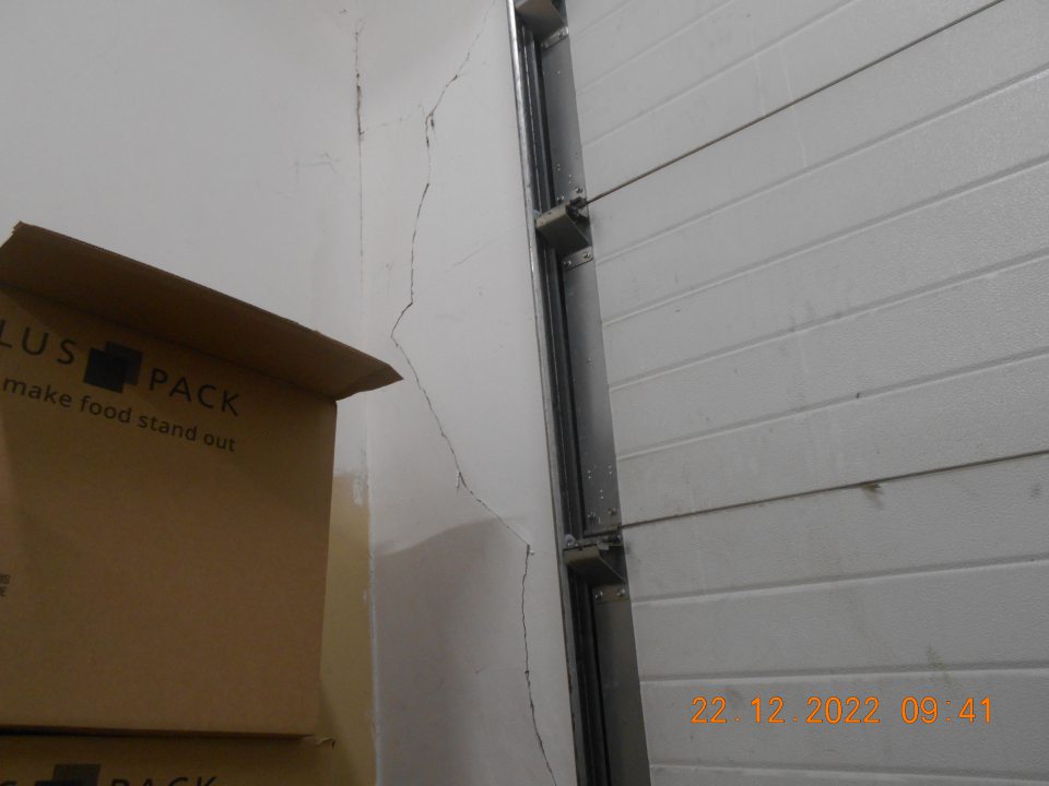 Poškodená (prasknutá) stena pri príjmovej rampe. 