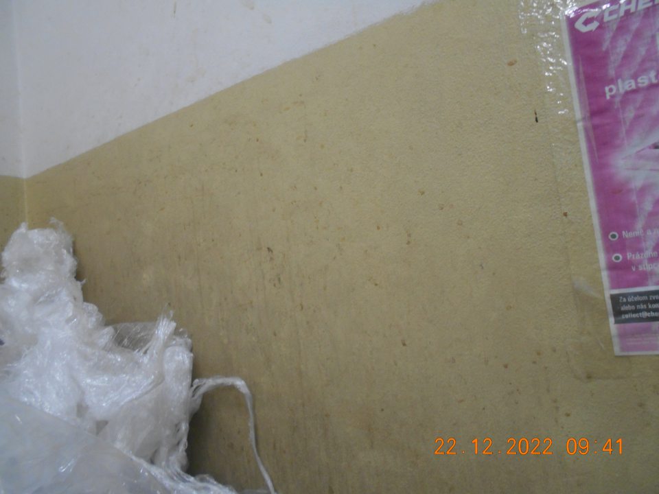  Znečistený olejový náter steny pri lise na fólie.