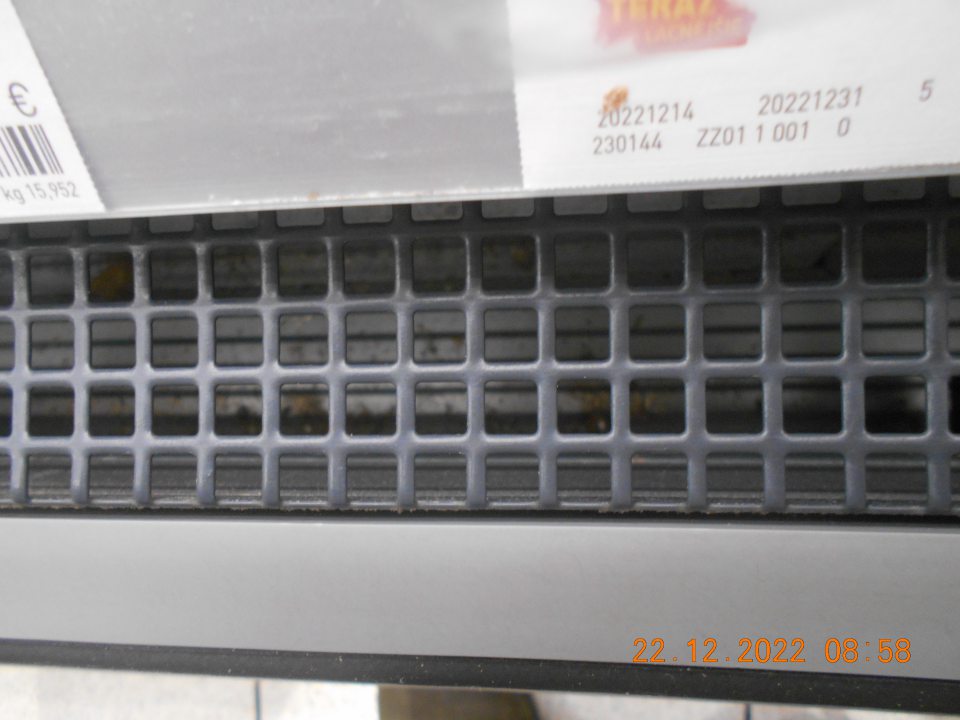 Znečistená chladiarenská vitrína s uchovávanými mliečnymi výrobkami, ovocnými šťavami, kvasenou kapustou, čerstvými slepačími vajcami a parenými knedľami, v ťažko prístupných miestach- pod kovovou mriežkou. 