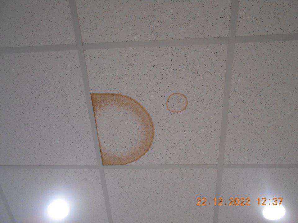 Zatečená stropná kazeta v kancelárii pre zamestnancov pri šatniach. 