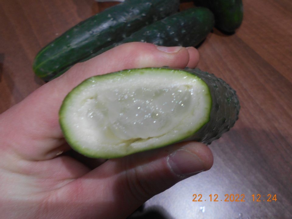 Ponúkanie na predaj jedného druhu čerstvého ovocia a jedného druhu čerstvej zeleniny, nevhodných na ľudskú spotrebu, z dôvodu výskytu hniloby, rozbredlej konzistencie a zmeny farby.