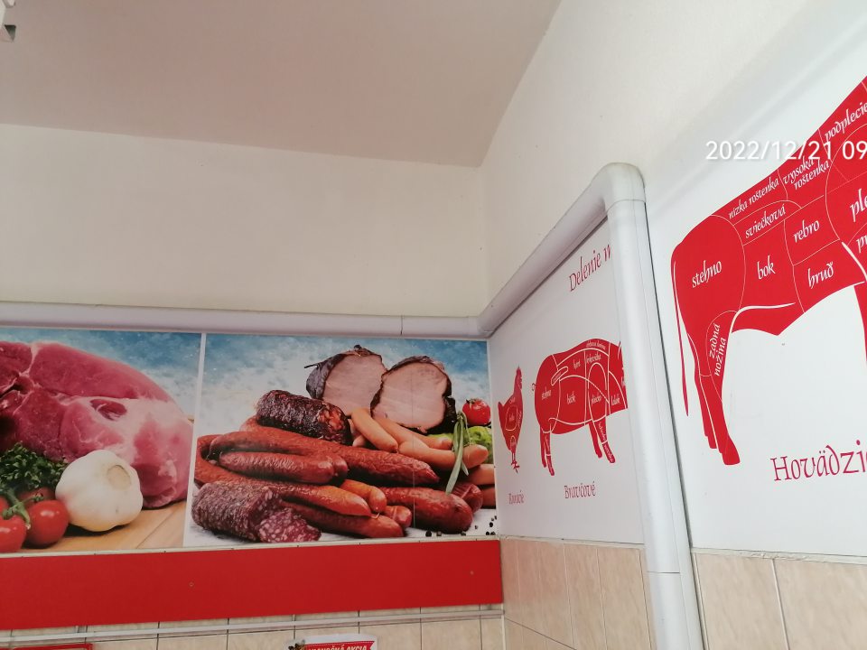 Zaprášená lišta/krytu elektroinštalácie na predajnej ploche nad mäso kútikom.