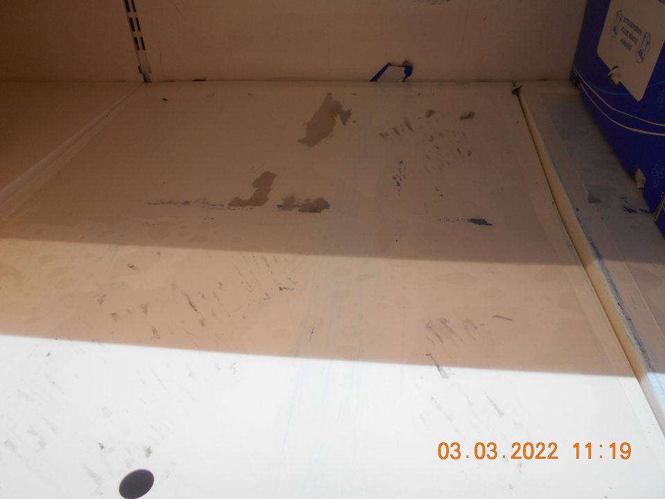 Zistené znečistené dno a poškodený náter v chladiarenských zariadeniach s uchovávanými mliečnymi výrobkami a čerstvými slepačími vajcami na predajnej ploche. 