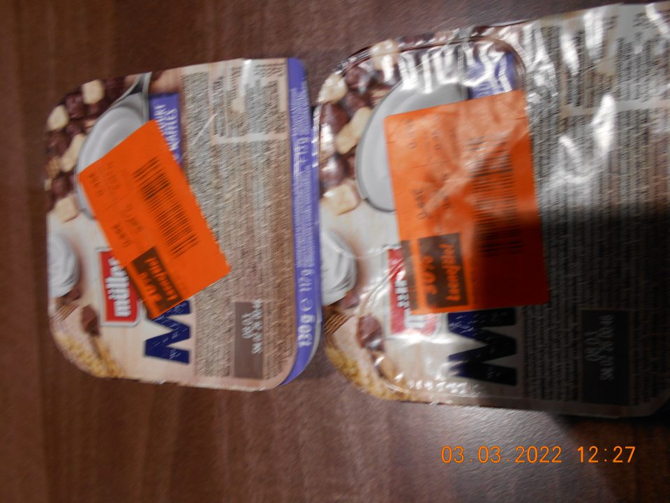 ) Zistené čiastočne prekryté údaje o výrobku zľavovou etiketou.