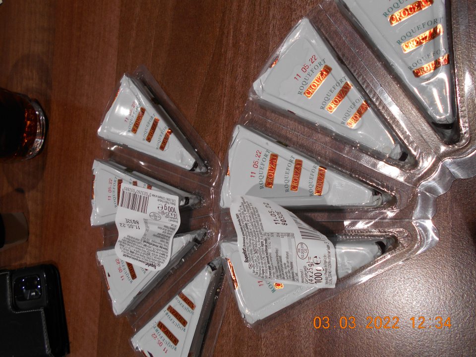  Zistené odlepujúce sa etikety na obale u jedného druhu syrov. 