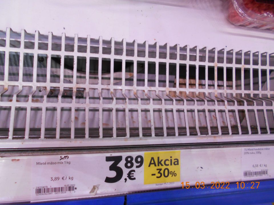 Zistené znečistené chladiarenské zariadenie s uchovávaným čerstvým výsekovým mäsom a mletým mäsom ( baleným), ako aj poškodený povrch úložnej plochy. 