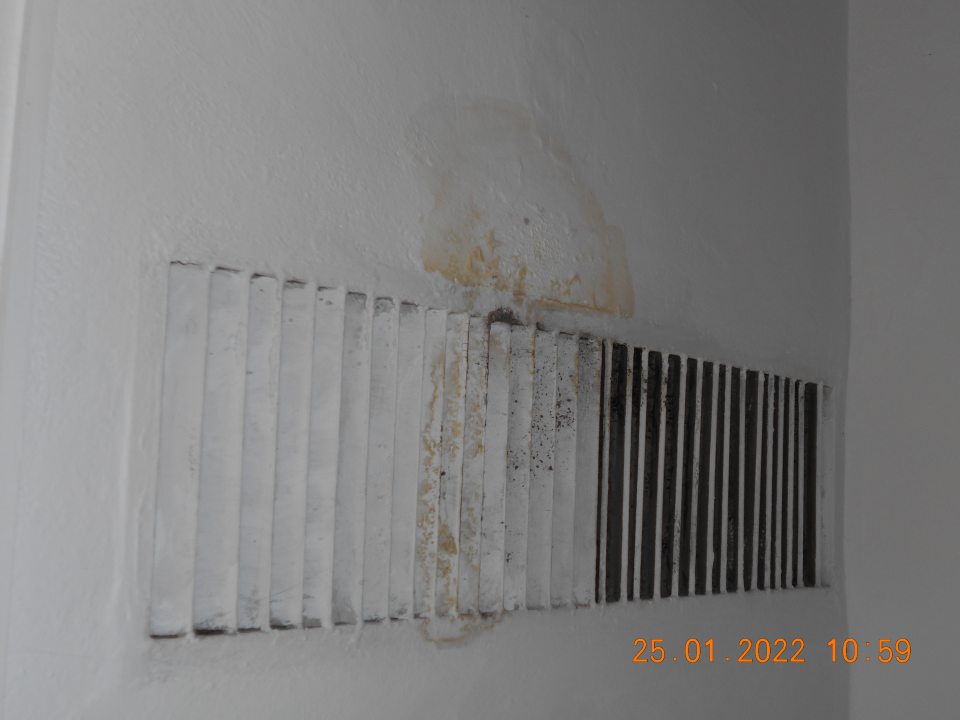 Zistený zatečený strop a skorodovaný a olupujúci sa náter stropného vetracieho roštu v priestoroch s uloženými použitými kartónmi. 