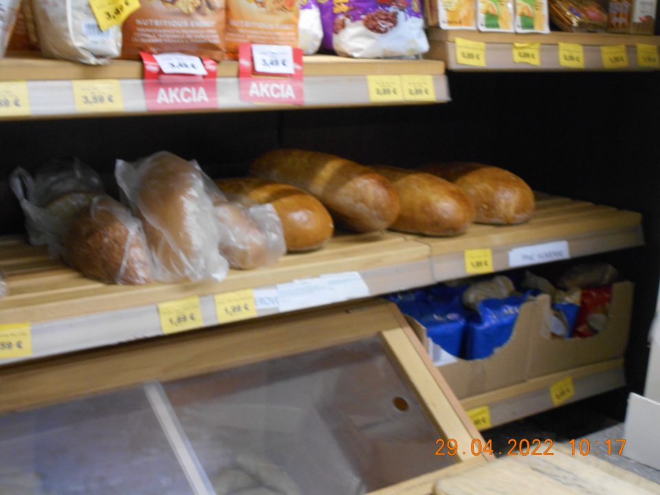 Zistený nehygienický predaj nebaleného pečiva- chleba. Regále s uloženým chlebom neboli vybavené krytmi na ochranu pred možnou kontamináciou. 