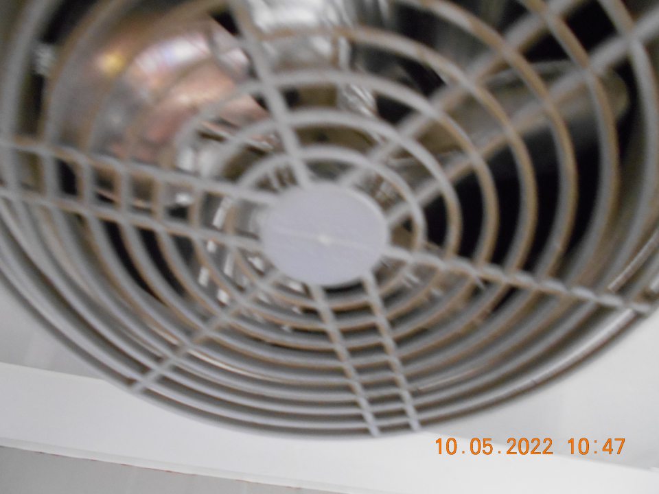  Znečistená klimatizačná jednotka v chladiarenskom boxe s uchovávanými mliečnymi výrobkami a čerstvými slepačími vajcami. 