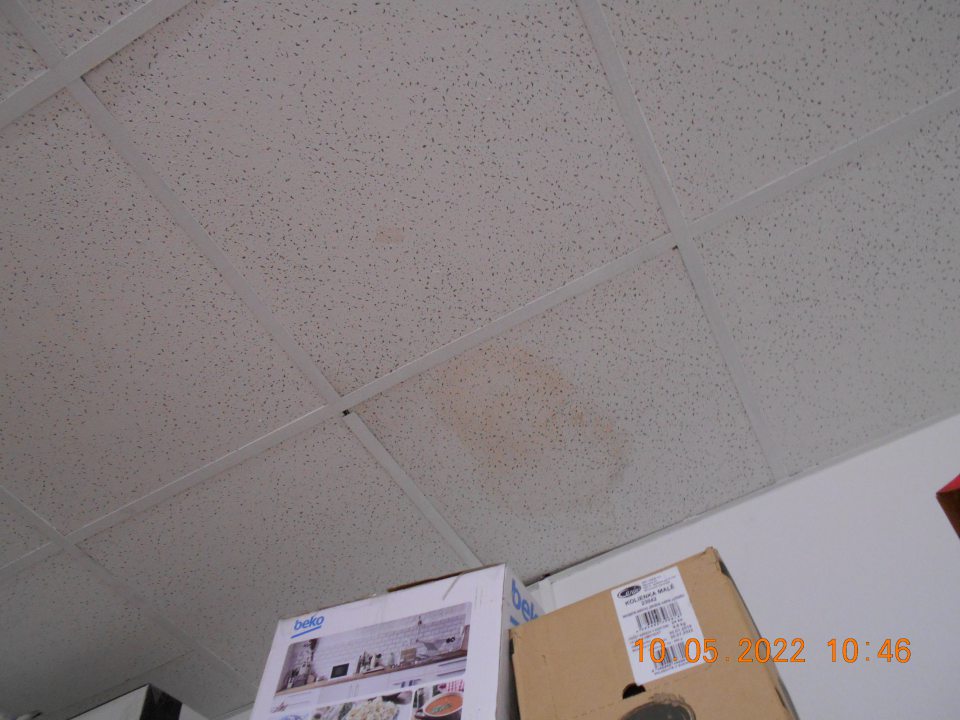  Zatečená stropná kazeta v skladovacích priestoroch prevádzky.