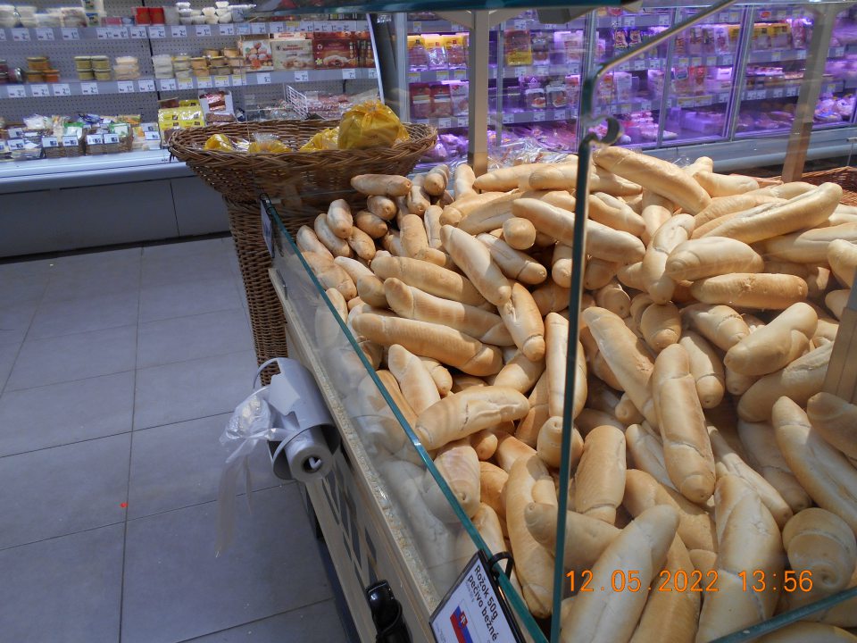 Zariadenie na uchovávanie nebalených pekárksych výrobkov- rožky, nebolo zabezpečené z prednej strany ochranným krytom ( odstránený po poškodení zákazníkmi).