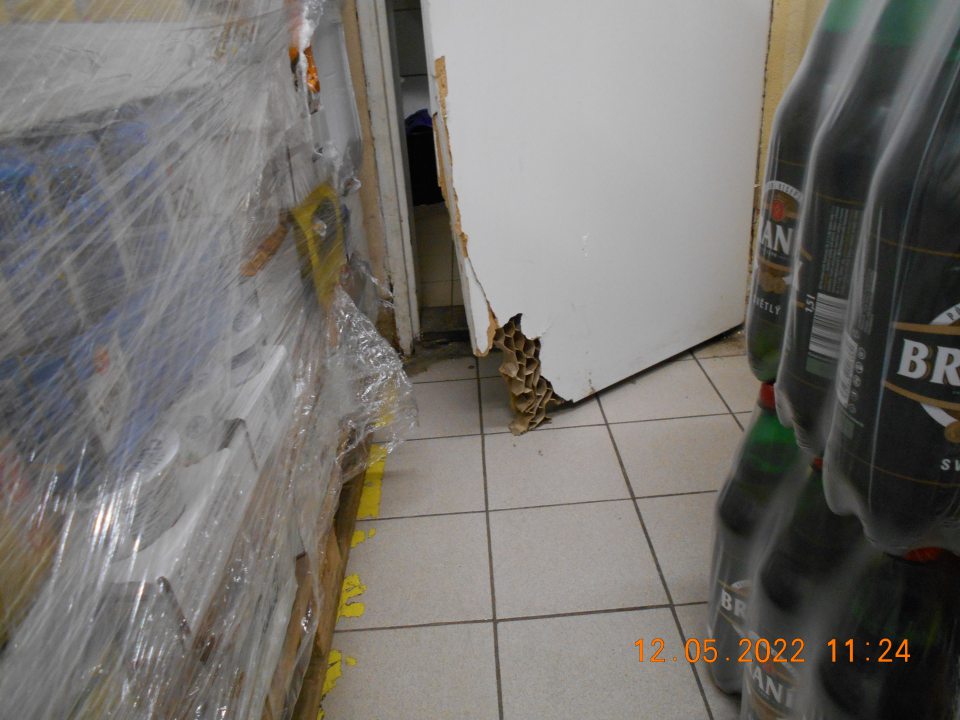 Poškodený roh dverí, vedúcich do WC ženy. 