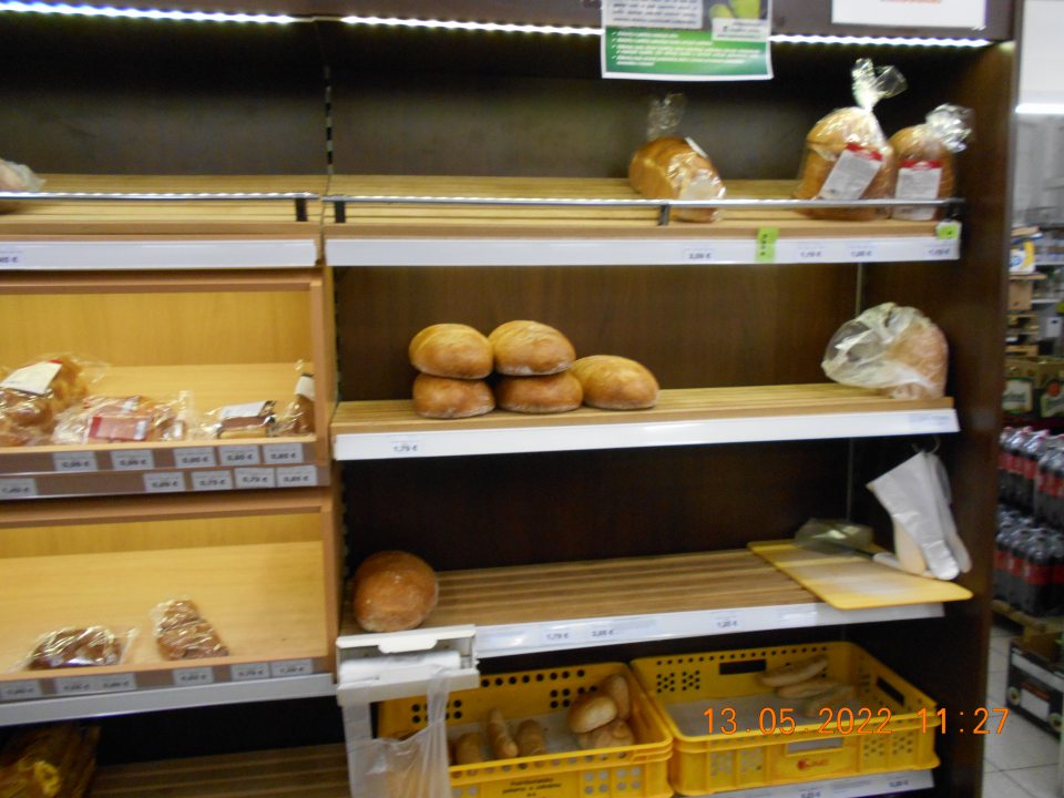 technologické zariadenia s vystavovaným nabaleným pečivom neboli opatrené krytmi na zabránenie rizika ich kontaminácie. 