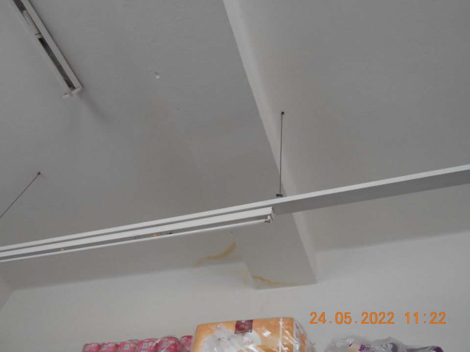 Zistený zatečený strop v sklade predajne nad regálmi, ako aj v priestoroch umyvárky a v sociálnom zariadení. 