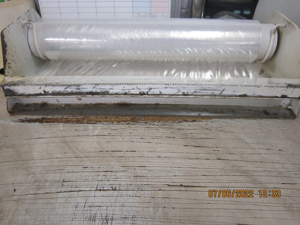  Zistený poškodený náter dvoch kovových stojanov s potravinárskou fóliou, určenou na balenie mäsových výrobkov.