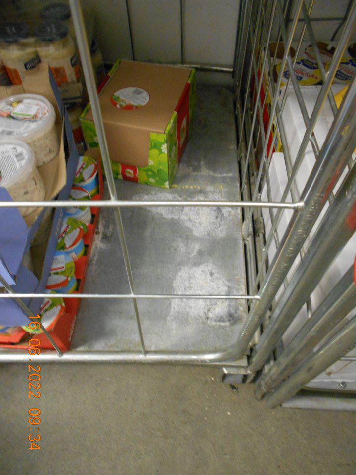 Zistené znečistené a skorodované koše, určené na uskladnenie mliečnych výrobkov v chladiarenskom boxe v skladovacích priestoroch. 