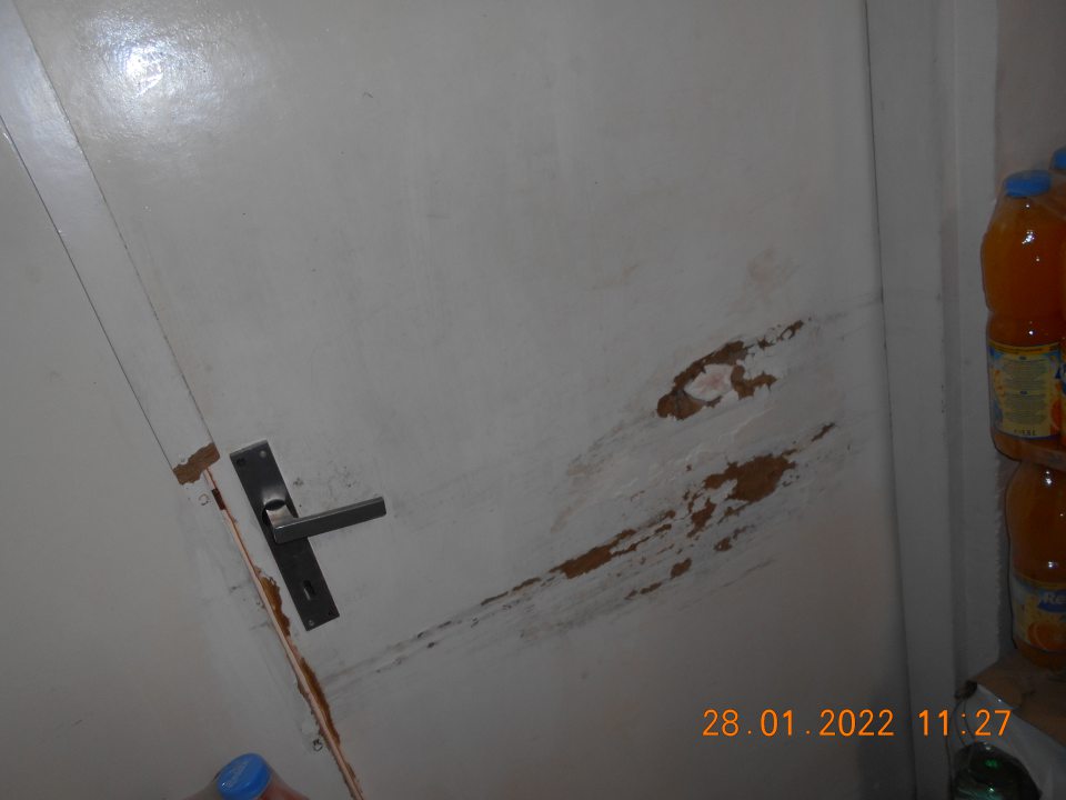 Poškodené dvere v skladovacích priestoroch predajne, vedúce do chladiarenského boxu, a tiež aj dvere, vedúce zo skladu do predajne. 