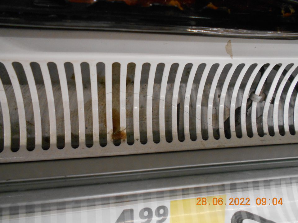 Zistené znečistené chladiarenské vitríny s uchovávanými mäsovými a mliečnymi výrobkami ( pod kovovou mriežkou). 