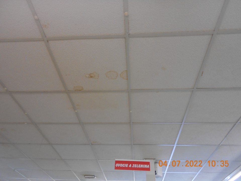  Zatečené stropné kazety na viacerých miestach v oddelení predaja čerstvého ovocia a zeleniny.