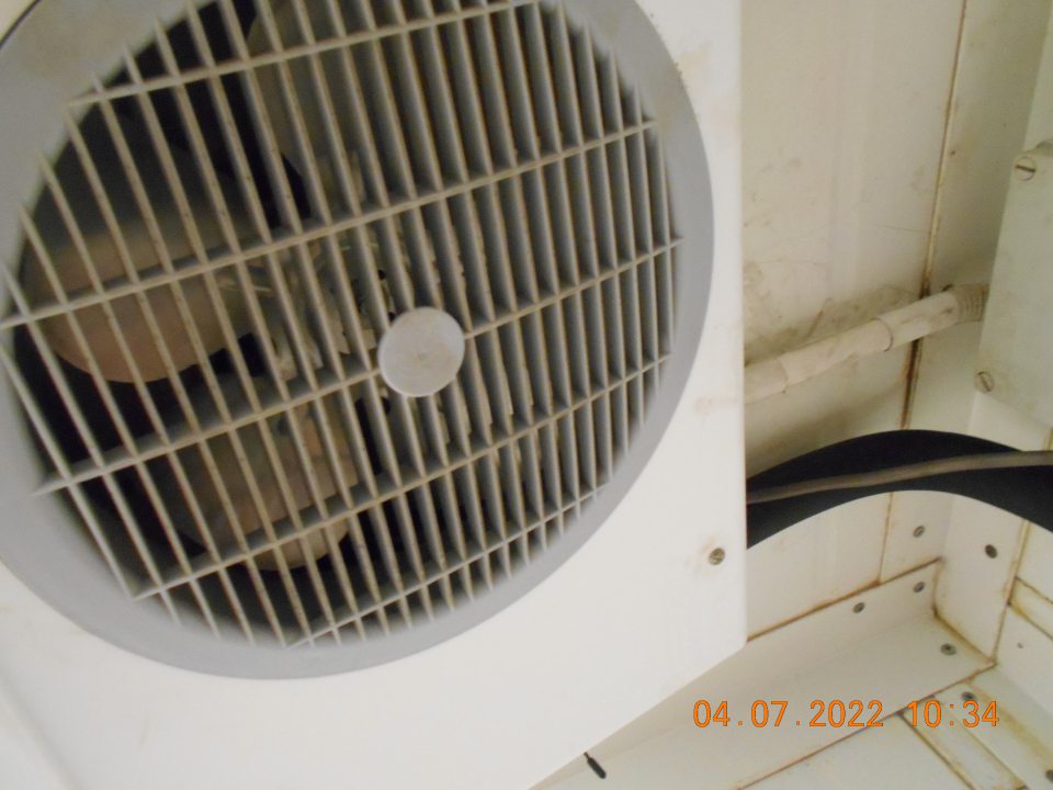 Znečistené klimatizačné jednotky v zabudovaných chladiarenských boxoch s uchovávanými mäsovými a mliečnymi výrobkami v zázemí predajne.