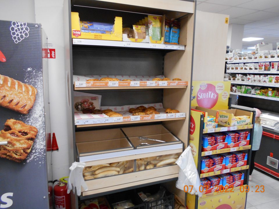 Technologické zariadenia s uchovávaným nebaleným pečivom neboli opatrené krytmi, chrániacimi ho pred možnou kontamináciou.