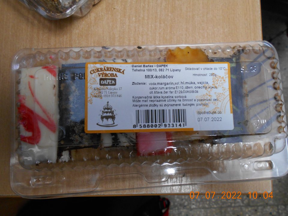 1.) Ponúkanie na predaj jedného druhu potravinárskeho výrobku, u ktorého chýbal jeho opisný názov. 2.) Chýbajúce zloženie zloženej zložky (margarín). 3.) Použitie skratiek v zložení výrobku.